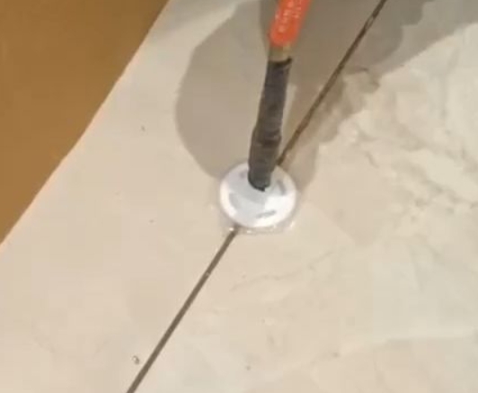 阿里地瓷砖空鼓维修公司专业解答瓷砖在铺贴过程中，如果没有涂抹均匀到位的粘结材料（如水泥砂浆或瓷砖胶），可能会导致以下问题